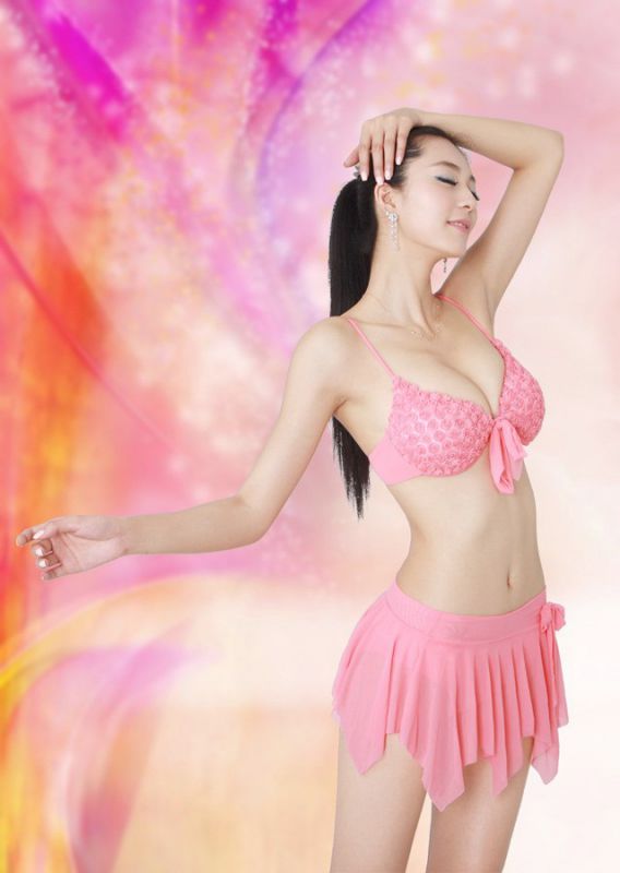 娇俏嫩模艾尚真美臀粉色比基尼写真