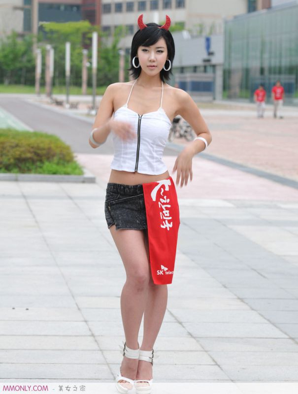 韩国可爱美眉金敏率车展写真