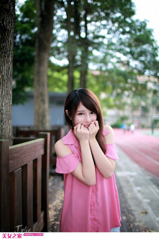职场清纯美女演绎性感诱惑