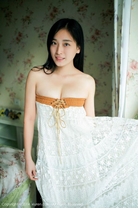 长裙少女迷人大胸私房诱惑