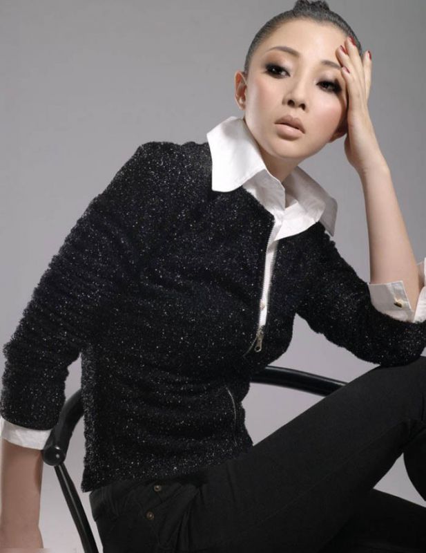 成熟美女殷桃性感迷人魅影