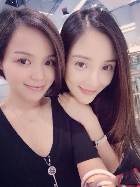 李小璐与朋友素颜生活照