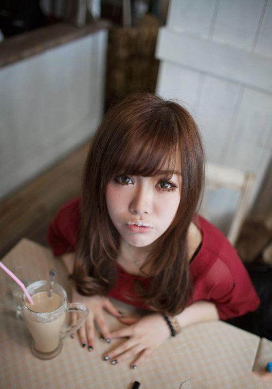 红衣萌妹子闲暇下午时光写真拍摄