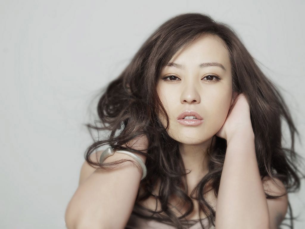 美女明星郝蕾拍摄写真展现性感女人味