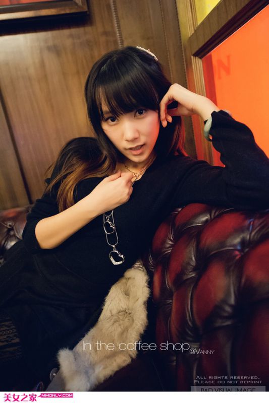 咖啡馆黑衣萌妹子高清写照