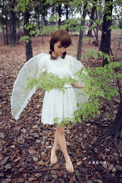 白裙萌妹子森林写真似美丽天使