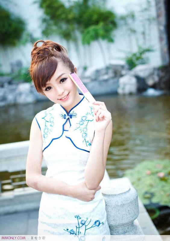中国古典美女黄诗思户外唯美旗袍写真
