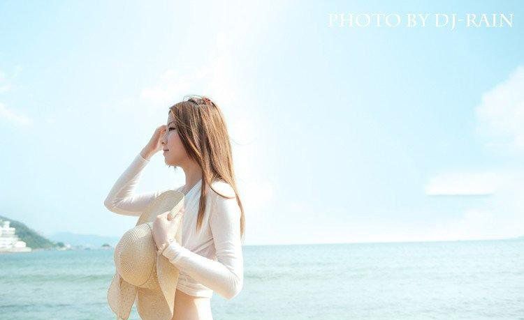 清新萌妹子阳光沙滩写真