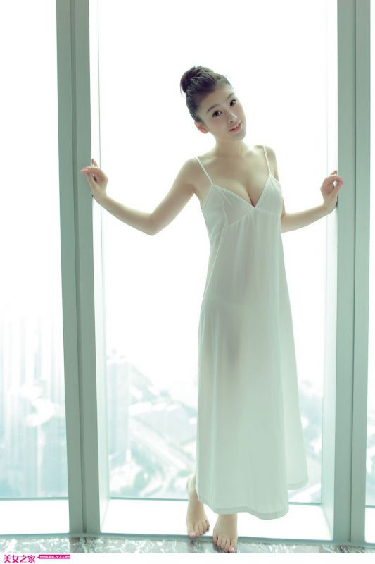 萌妹子黎伊清纯迷人写照