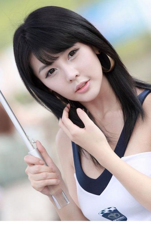 韩国绝色美女李智友车展露大胸图片