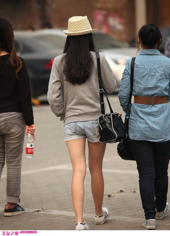 街拍热辣牛仔短裤美女写真