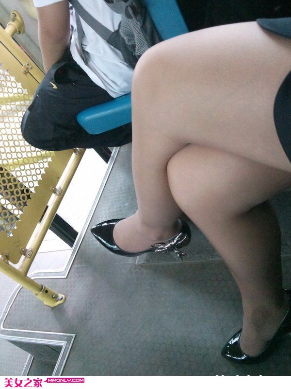 街拍公交车站短裙美女高清写真