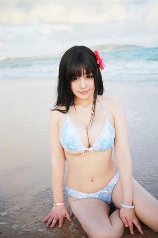 秀人模特可儿巨乳翘臀沙滩唯美写真