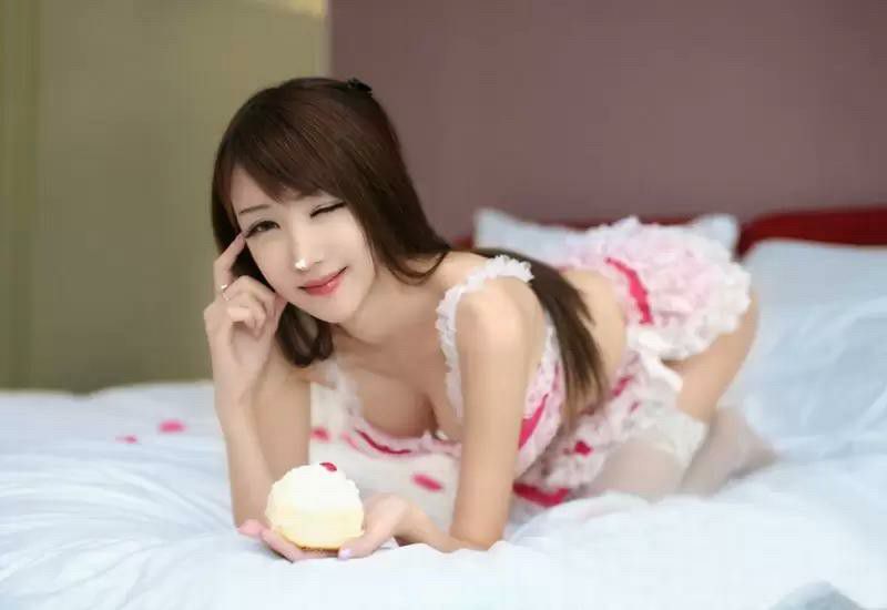 蛋糕爆乳美女私房内衣诱惑写真
