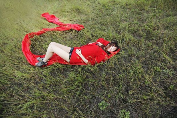 红衣萌妹子显露大胸野外写真