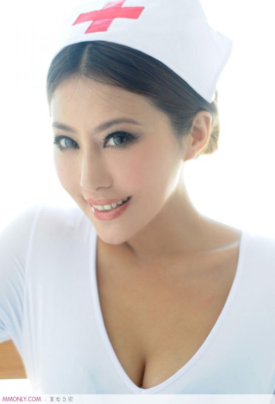 爆乳美女演绎性感护士制服写真