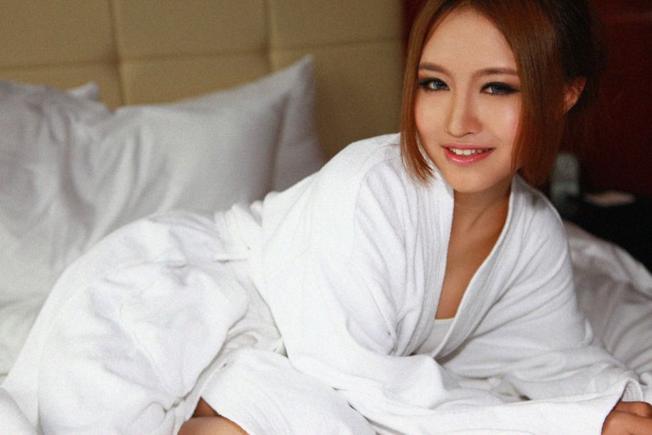 大胸萌妹子酒店性感迷人写真
