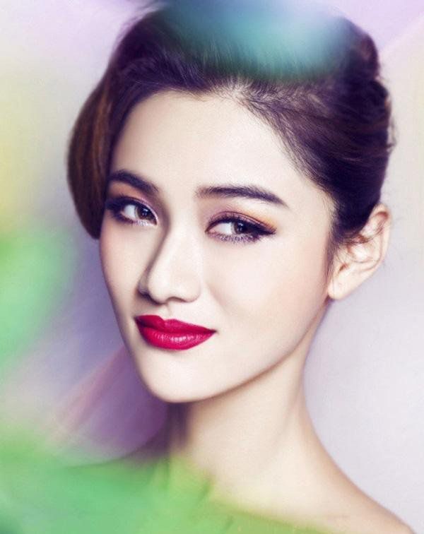 萌妹子浓艳妆容迷人写真