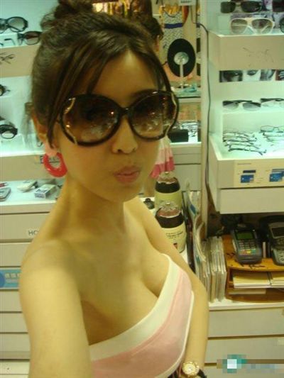 大胸美女俏皮可爱妩媚自拍照