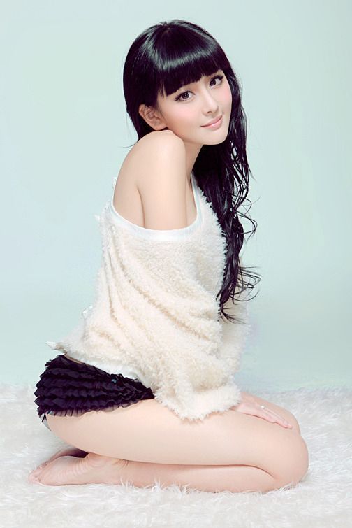 长发萌妹子私房秀美臀写真