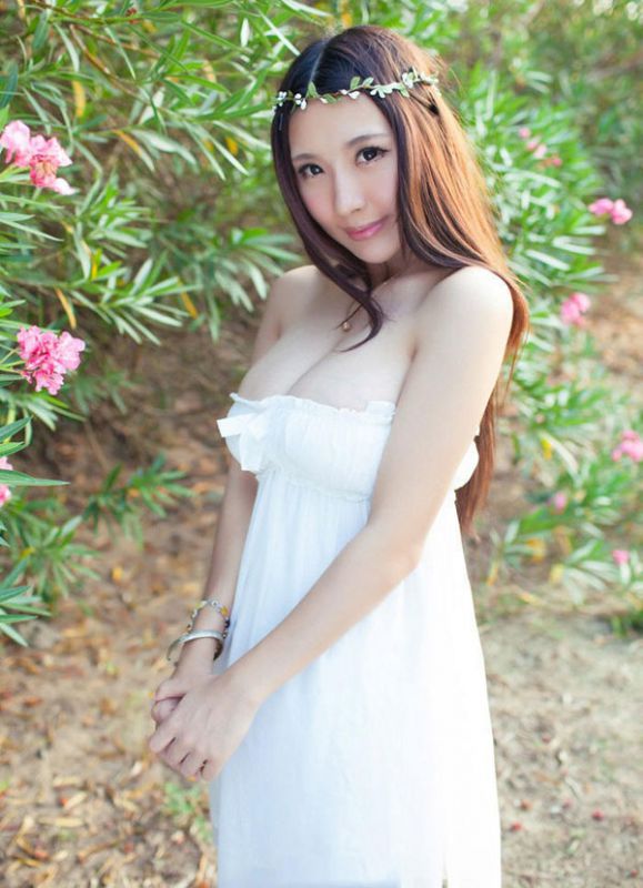 邻家女孩白色抹胸长裙迷人大胸