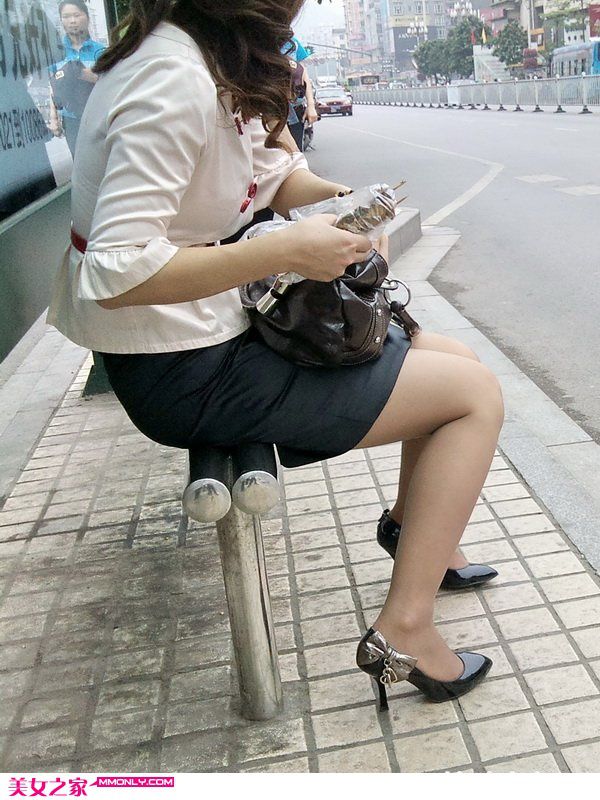 街拍公交车站短裙美女高清写真