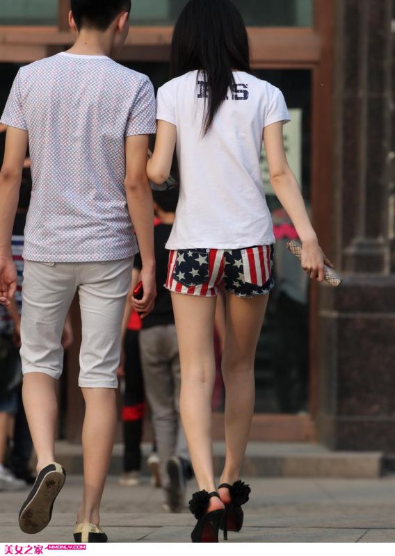 街拍时尚短裤美女高清写真