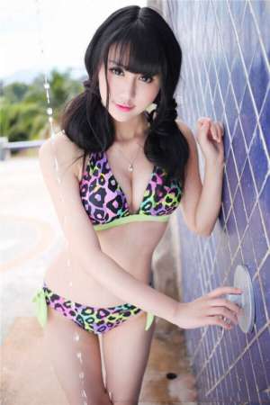清纯美女傲人大胸性感豹纹比基尼写真