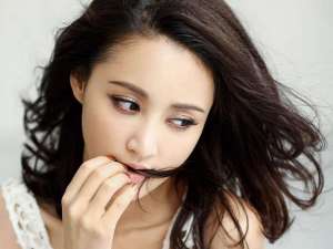 清纯美女张歆艺时尚靓丽写真