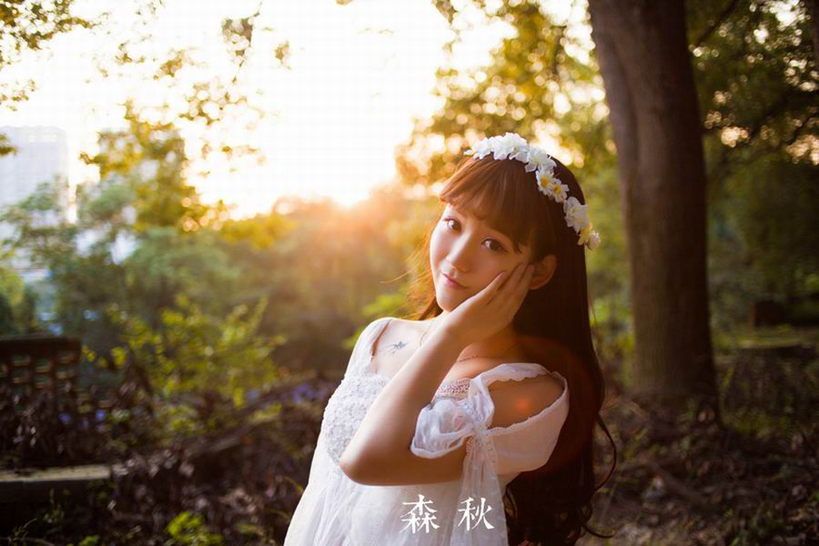 白裙美女唯美户外高清写真