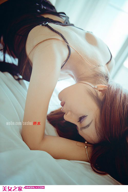 黑色吊带内衣美女私房秀美臀写真