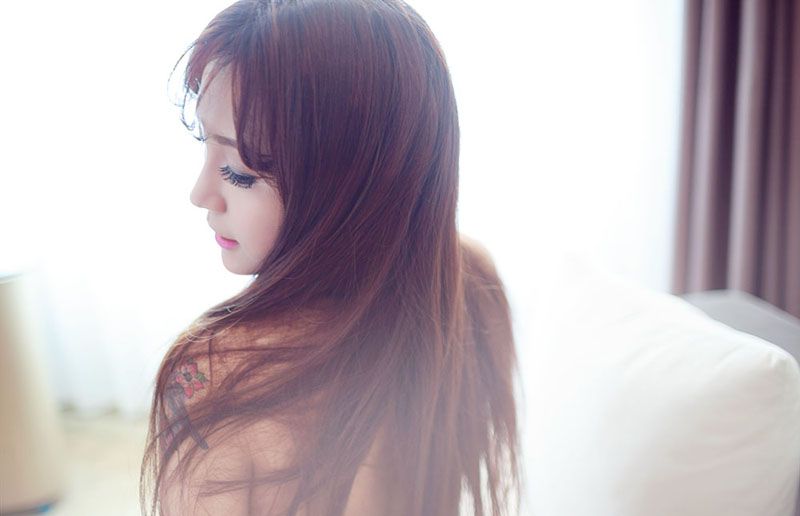 清纯少女火辣白色内衣美臀写真