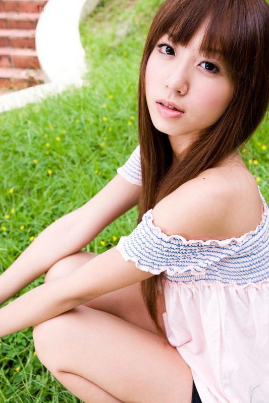 台湾萌妹子甜美笑容写真