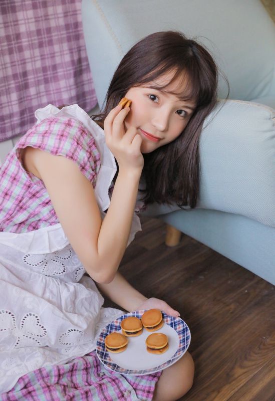 白丝童颜萝莉女仆装贤惠可爱诱人写真