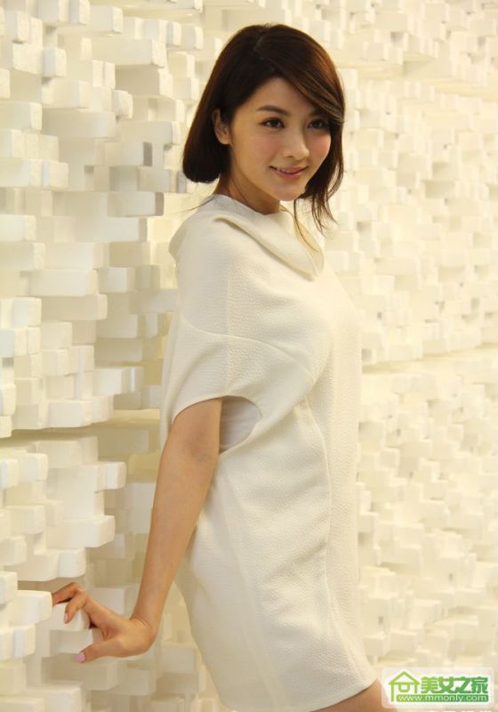 台湾美女吴亚馨短裙性感美腿秀