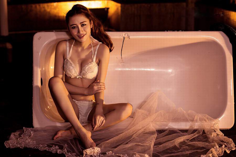 惊艳美女性感诱人私房照