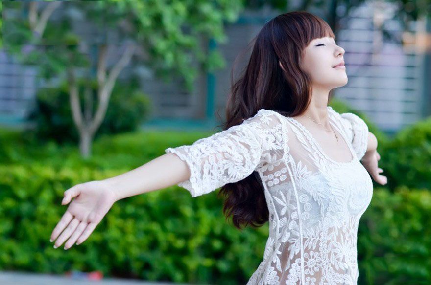 清纯萌妹子透视装美臀春日写真