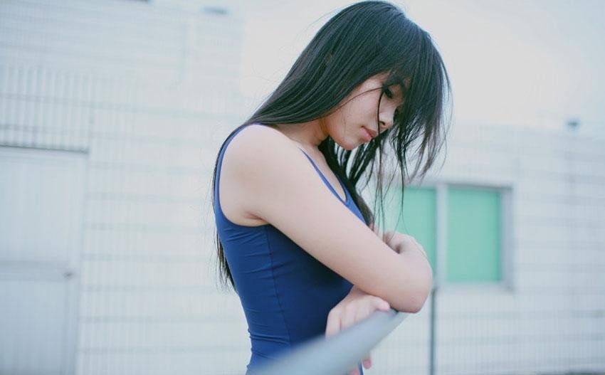 清新萌妹子蓝色紧身比基尼私房照