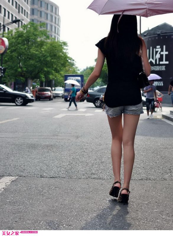 街拍黑衣撑伞美女高清写真