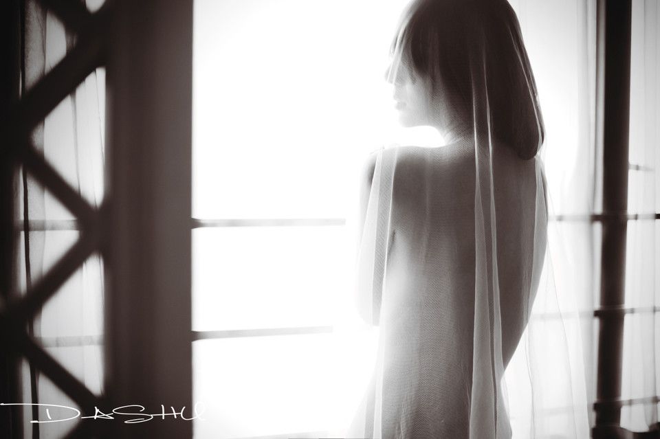御姐范美女白色吊带纱裙迷人照