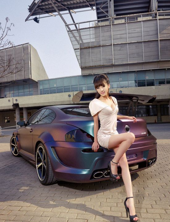 可爱车模刘雅函甜美清新翘臀户外写真