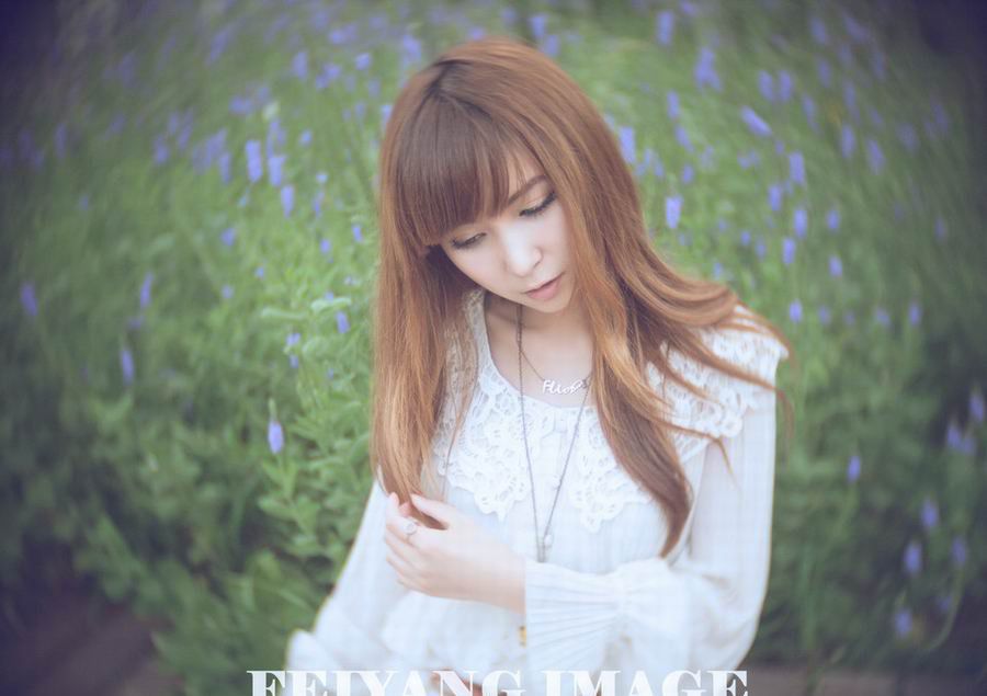 向日葵园萌妹子户外写真拍摄