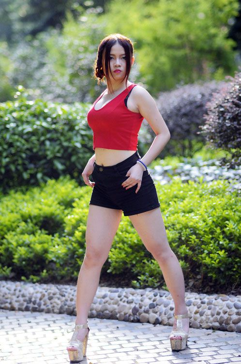 妖娆酷女郎美臀大胸诱惑