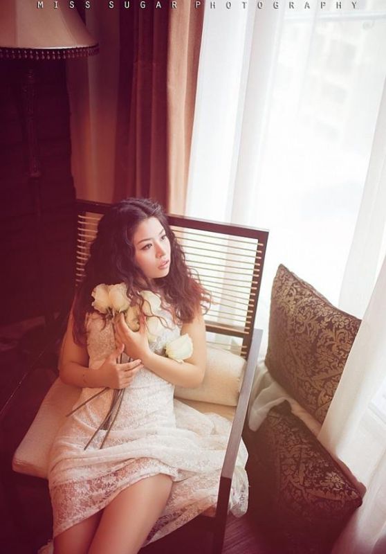 萌妹子半露白皙香肩迷人写真