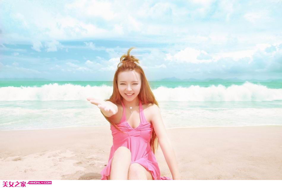 裴紫绮短裙沙滩迷人写真