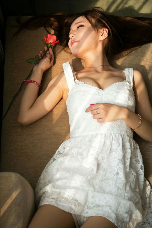 甜美小萝莉纯白大胸私房写真