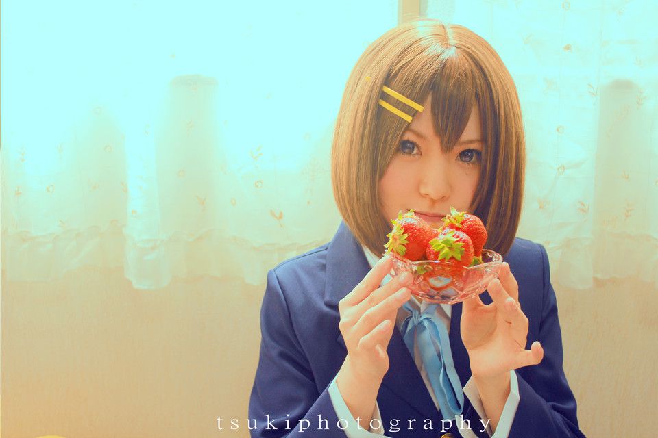 轻音少女cosplay写真显甜美笑容