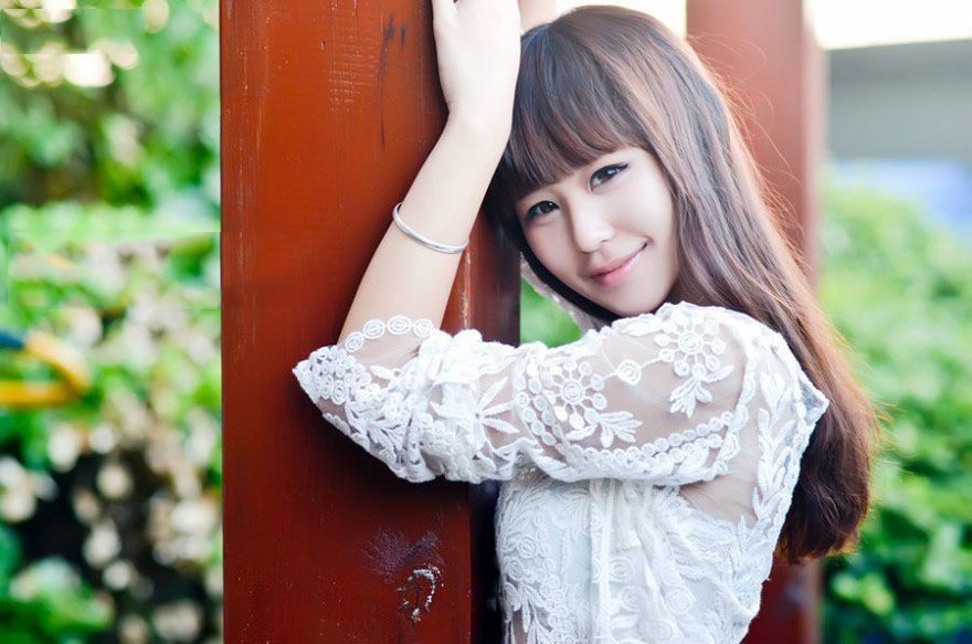 清纯萌妹子透视装美臀春日写真