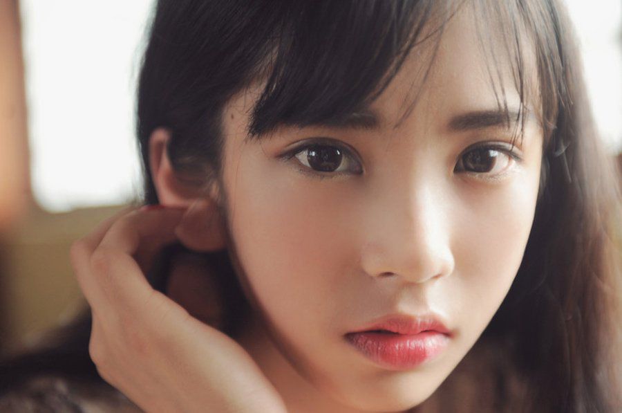 白色蕾丝裙萌妹子清纯写真