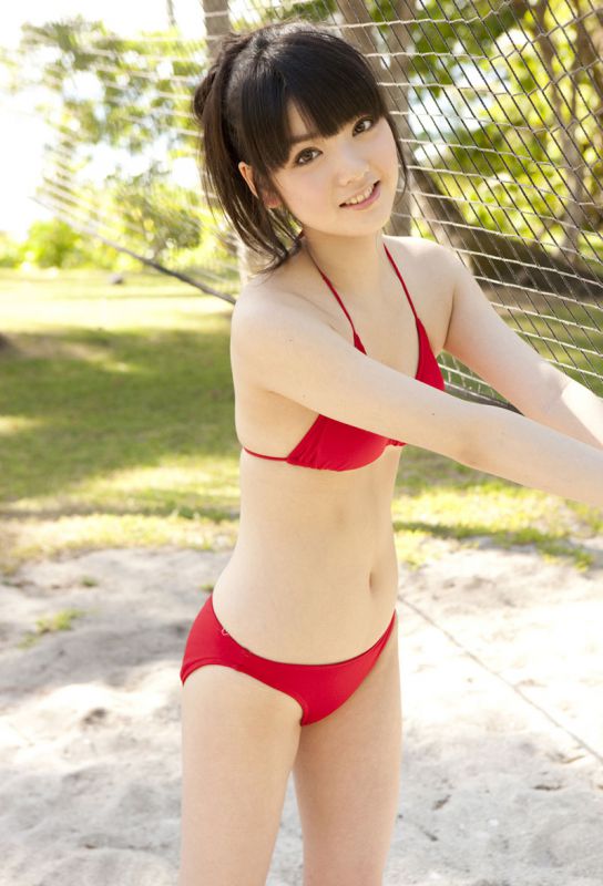 大胸萌妹子比基尼沙滩写真
